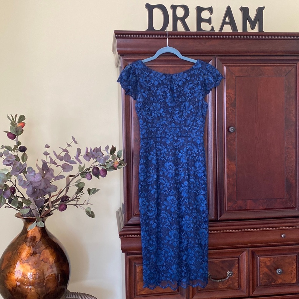 Stunning evening dress with lace!  Like NEW!​​
